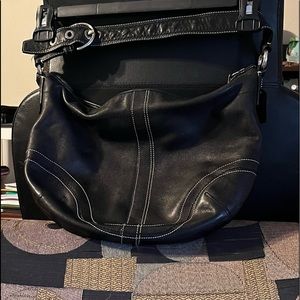 Shoulder medium Coach purse.